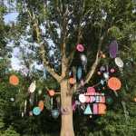 AOA 2017 01 2017 Decoreren van een boom op Amsterdam Open Air festival